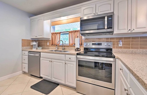 Harbor Hills Casa | Sunny Largo Retreat: 4 Mi from Indian Rocks Beach!