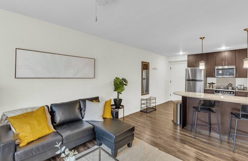 Overland Park Apartamento | Sunny Loft Free Parking WiFi Open Concept Peaceful in Overland Park w/ Workspace