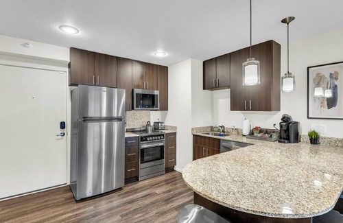 Overland Park Apartamento | Sunny Loft Free Parking WiFi Open Concept Peaceful in Overland Park w/ Workspace