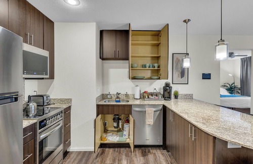 Overland Park Apartamento | Sunny Loft Free Parking WiFi Open Concept Peaceful in Overland Park w/ Workspace