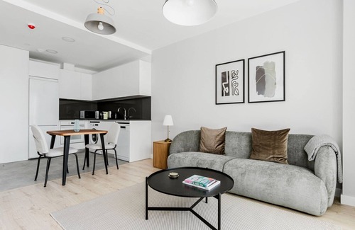 Palma-Palmilla Apartamento | Sunny Martiricos-La Roca 1BR w/ Gym, Pool & Media Room, by Blueground