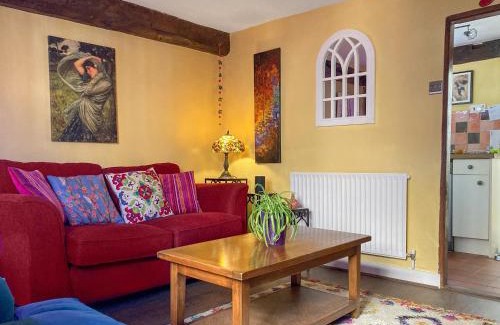 Acton Casa | Sunny Meadow Cottage