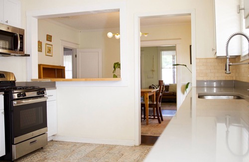 Vollintine-Evergreen Cama Y Desayuno | Sunny Midtown Home in Memphis, TN