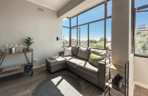 Claremont Apartamento | Sunny modern space with Mountain View