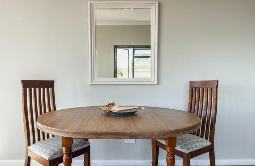 Claremont Apartamento | Sunny modern space with Mountain View