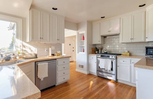 Glen Highlands Casa | Sunny Montclair Retreat: Charming 3 Bedroom Home.