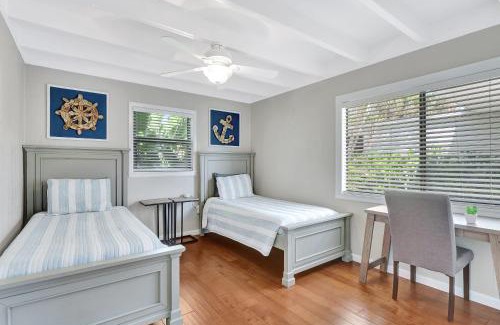 Central Naples Casa | Sunny Naples - Subtropical Oasis Cottage