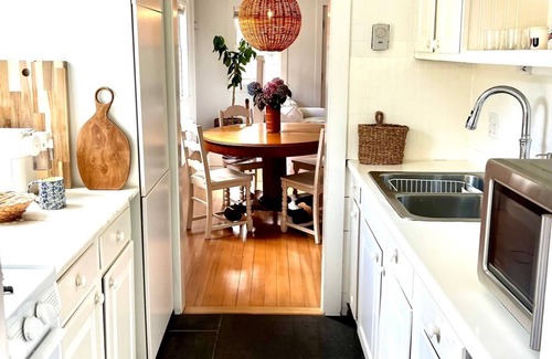 Oak Bluffs Cabaña | Sunny Oak Bluffs cottage minutes from beach