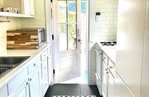 Oak Bluffs Cabaña | Sunny Oak Bluffs cottage minutes from beach