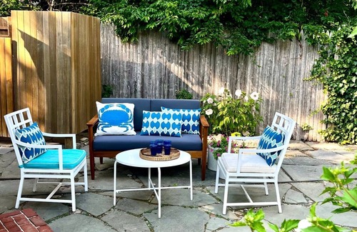 Oak Bluffs Cabaña | Sunny Oak Bluffs cottage minutes from beach