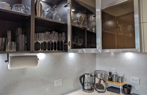 Bushwick Apartamento | Sunny Oasis : W/D, Central Air, Desk & Free Park
