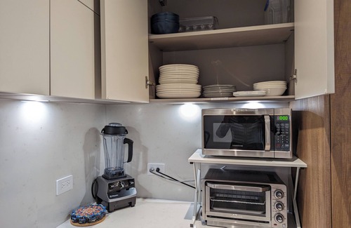 Bushwick Apartamento | Sunny Oasis : W/D, Central Air, Desk & Free Park