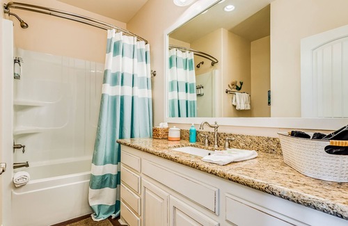Galveston Casa | Sunny oceanfront home with enclosed yard, full kitchen, & washer/dryer