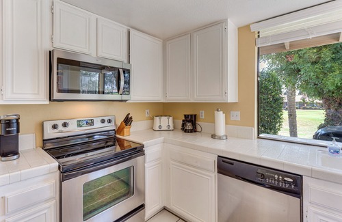 Palm Desert Apartamento | Sunny Pad w/ Patio & Pool Access in Palm Desert!