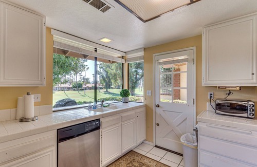 Palm Desert Apartamento | Sunny Pad w/ Patio & Pool Access in Palm Desert!