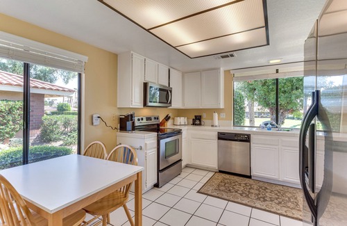 Palm Desert Apartamento | Sunny Pad w/ Patio & Pool Access in Palm Desert!