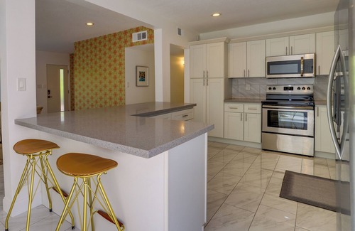 Araby Commons Casa | Sunny Palm Springs Townhome w/ Pool Access!