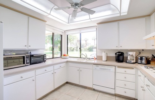 Sonora Sunrise Condominio | Sunny Palm Springs Haven: Fenced Patio, 6 Pools!