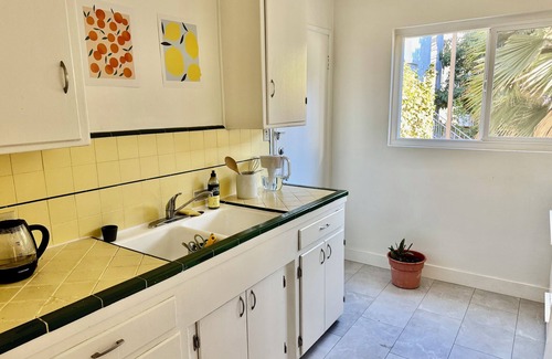 Sunset Junction Apartamento | Sunny, Peaceful, Large, Clean 1 BR in Excellent Location