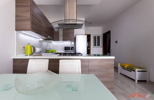 Qawra Apartamento | Sunny Penthouse w Terrace and Open Views
