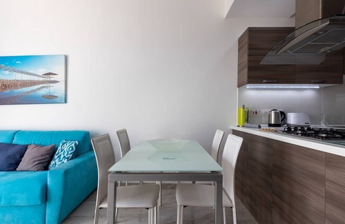 Qawra Apartamento | Sunny Penthouse w Terrace and Open Views