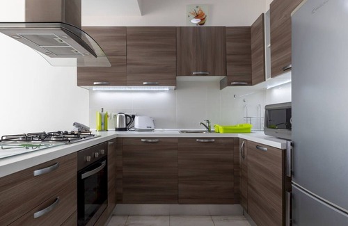 Qawra Apartamento | Sunny Penthouse w Terrace and Open Views