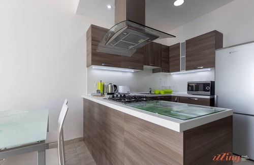 Qawra Apartamento | Sunny Penthouse w Terrace and Open Views