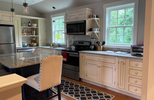 Kennebunk Apartamento | Sunny, private apartment. Walk to Kennebunk Village. Close to beaches.