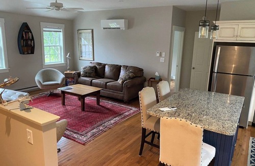 Kennebunk Apartamento | Sunny, private apartment. Walk to Kennebunk Village. Close to beaches.