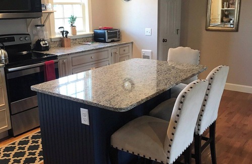 Kennebunk Apartamento | Sunny, private apartment. Walk to Kennebunk Village. Close to beaches.
