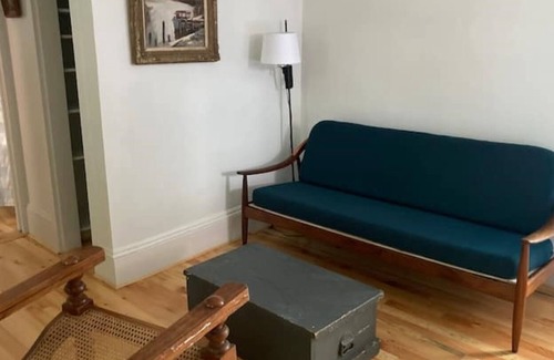 Parkside Apartamento | Sunny + private West End apartment with free parking