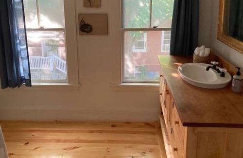 Parkside Apartamento | Sunny + private West End apartment with free parking