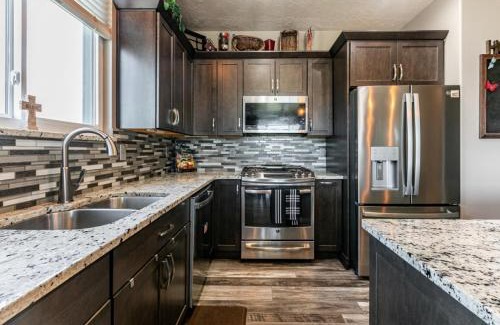 Draper Casa | Sunny Rambler with Deck & Hot Tub in Draper