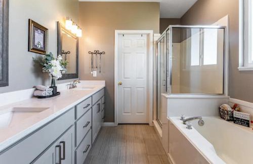 Draper Casa | Sunny Rambler with Deck & Hot Tub in Draper