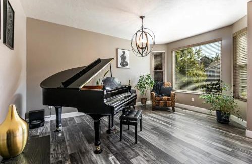 Draper Casa | Sunny Rambler with Deck & Hot Tub in Draper