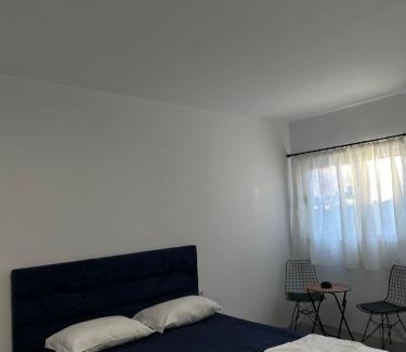 Mbrostar-Urë Apartamento | Sunny Rentals