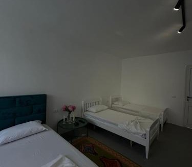 Mbrostar-Urë Apartamento | Sunny Rentals