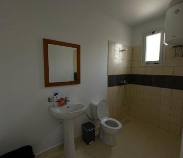 Mbrostar-Urë Apartamento | Sunny Rentals