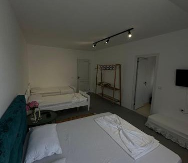 Mbrostar-Urë Apartamento | Sunny Rentals