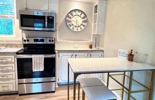 Southside Casa | Sunny Retreat: 2BR Cozy Cottage 5 min to Palm Beach!