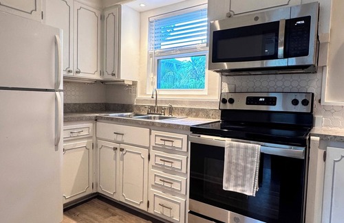 Southside Casa | Sunny Retreat: 2BR Cozy Cottage 5 min to Palm Beach!