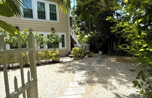 Southside Casa | Sunny Retreat: 2BR Cozy Cottage 5 min to Palm Beach!