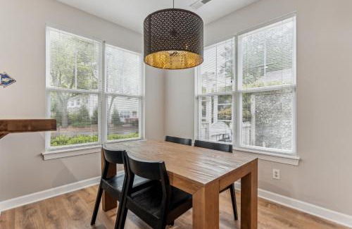 Greenacres Apartamento | Sunny Retreat: Pool & Beach Near Condo