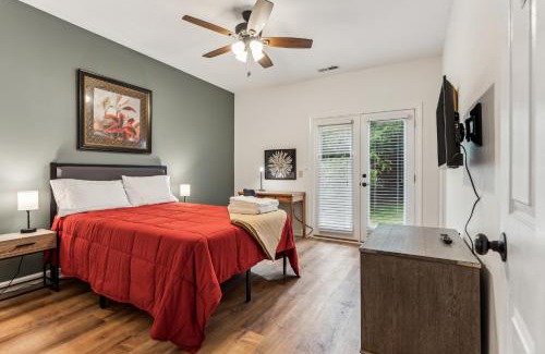 Greenacres Apartamento | Sunny Retreat: Pool & Beach Near Condo