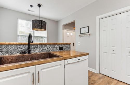 Greenacres Apartamento | Sunny Retreat: Pool & Beach Near Condo