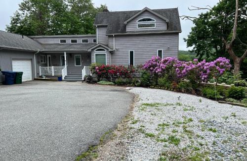 Quaker Hill Casa | Sunny river view suite