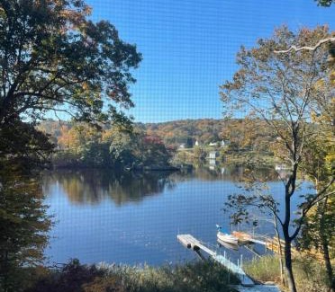 Quaker Hill Casa | Sunny river view suite