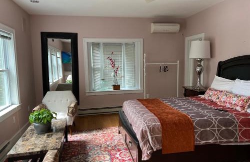 Quaker Hill Casa | Sunny river view suite