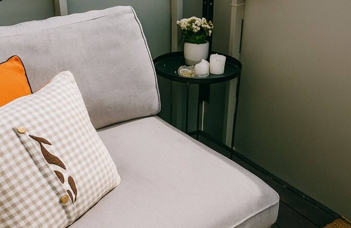 Spanga - Tensta Apartamento | Sunny room on top floor -pet friendly
