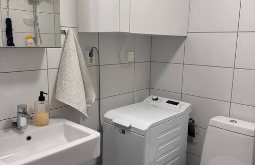 Spanga - Tensta Apartamento | Sunny room on top floor -pet friendly
